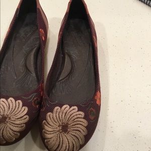 Born shoes suede and embroidery